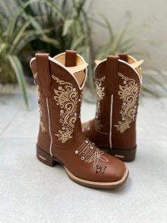 BOTA TEXANA BORDADO RAMOS FLORÃO COM BORBOLETA COURO MARROM COM STRASS