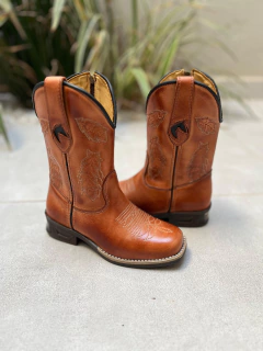 BOTA TEXANA INFANTIL BORDADO PENAS COURO CARAMELO