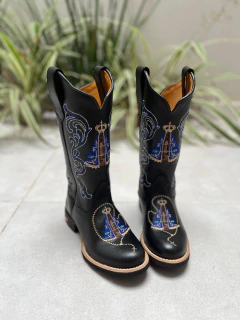 BOTA TEXANA BORDADO NOSSA SENHORA APARECIDA AZUL COURO PRETO BICO REDONDO - comprar online