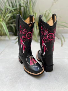 BOTA TEXANA BORDADO FILTRO DOS SONHOS E NOSSA SENHORA ROSA COURO PRETO