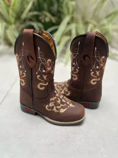 BOTA TEXANA INFANTIL BORDADO DOURADO COURO MARROM COM STRASS