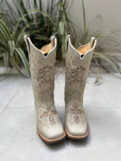 BOTA TEXANA BORDADO CAVALO NOSSA SENHORA E CRUZ COURO OFF WHITE - comprar online