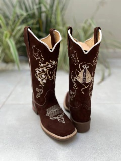 BOTA TEXANA BORDADO CAVALO E NOSSA SENHORA BEGE COURO NOBUCK MARROM