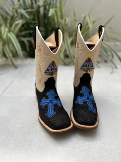 BOTA TEXANA BORDADO NOSSA SENHORA E CRUZ AZUL COURO OFF WHITE E ESCAMADO PRETO - comprar online