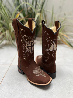 BOTA TEXANA BORDADO CRUZ E NOSSA SENHORA BEGE COURO NOBUCK MARROM