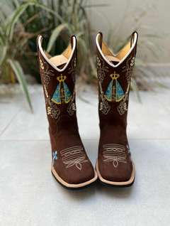 BOTA TEXANA BORDADO NOSSA SENHORA APARECIDA COURO NOBUCK MARROM - comprar online