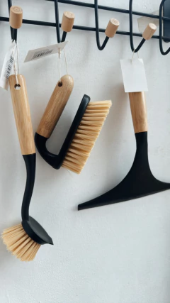 Set de cepillos y limpiador en internet