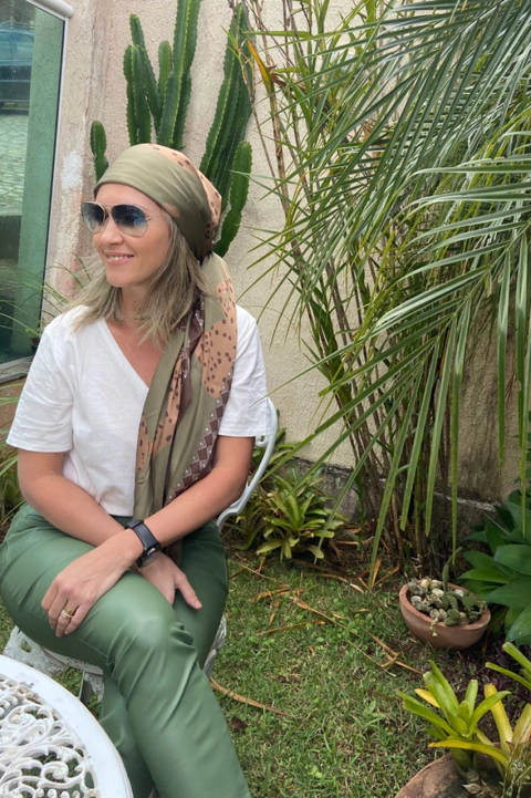 Lenço Pareô Onças Andando Verde Militar