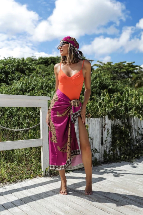 Lenço animal print onças andando cor rosa fúcsia