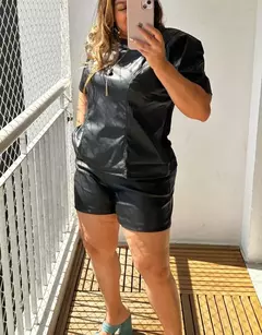 Blusa manga curta, Frente couro vegetal e costas tecido malha com Elastano- Blusa Ana