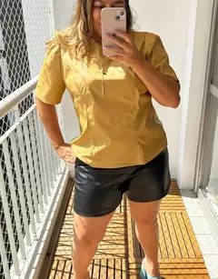 Blusa manga curta, Frente couro vegetal e costas tecido malha com Elastano- Blusa Ana - comprar online