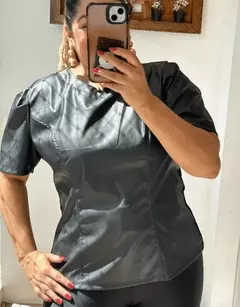Blusa manga curta, Frente couro vegetal e costas tecido malha com Elastano- Blusa Ana na internet