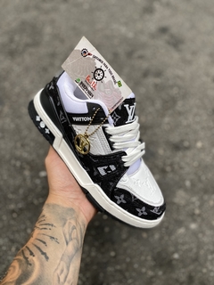 Lv trainer preto branco