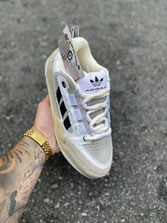 Tênis adidas 2000 bege branco preto - comprar online
