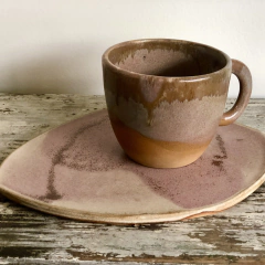 Juego de taza y plato irregular Venus by Muk - comprar online