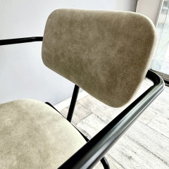 Silla Pavon Pana Gris Patas Negras - Muebles de diseño | Gift Collection