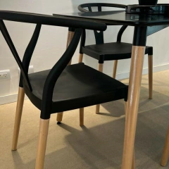 Imagen de Silla Wishbone Negra Polipropileno Patas Madera