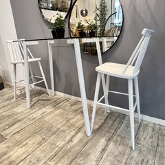 Desayunador de Vidrio 4 Patas Blanca + 2 Banquetas Windsor Blancas - Muebles de diseño | Gift Collection