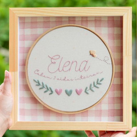 Porta Maternidade Bordado a Mão Personalizado no Bastidor - Helena