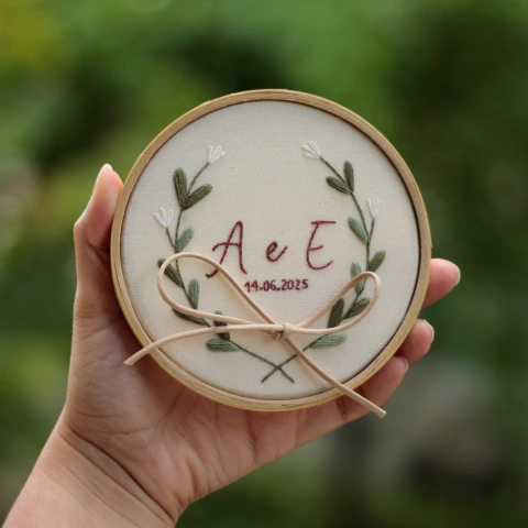 Porta Aliança Bordado a Mão Personalizado no Bastidor - Iniciais e Folhas