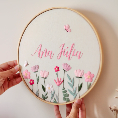 Porta Maternidade Bordado a Mão Personalizado no Bastidor - Ana Júlia - comprar online