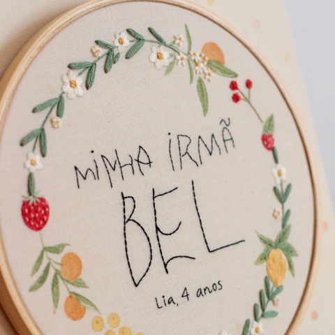 Porta Maternidade Bordado a mão Personalizado no Bastidor - Morangos