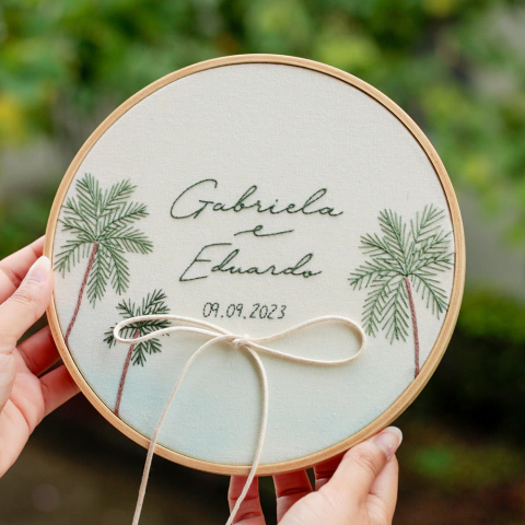 Porta Aliança Bordado a Mão Personalizado no Bastidor - Coqueiros