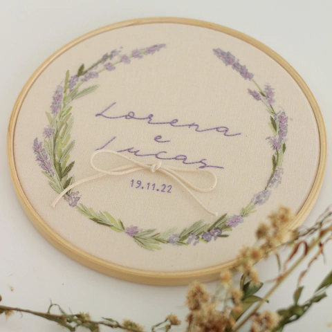 Porta Aliança Bordado a Mão Personalizado no Bastidor - Lavanda