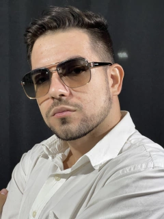 Óculos Douglas na internet
