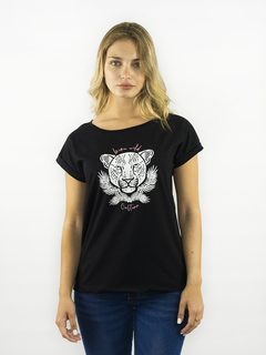 REMERA CON RUEDO MANGAS