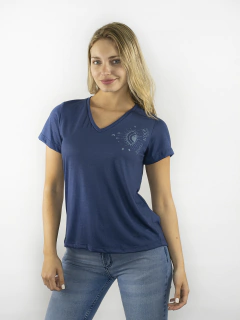 REMERA ESCOTE V ESTAMPADA