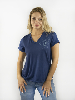 REMERA ESCOTE V ESTAMPADA - comprar online