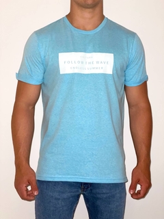REMERA CON TAJOS Y ESTAMP
