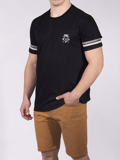 REMERA CON TIRAS Y ESTAMPA - comprar online