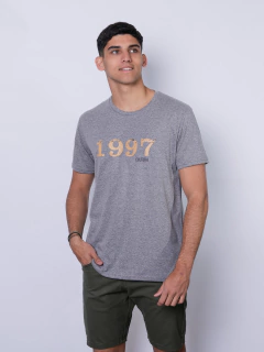 REMERA CLÁSICA ESTAMPADA
