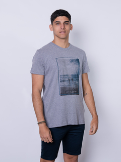 REMERA SLIM FIT ESTAMPADA