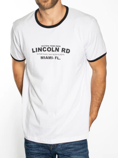 REMERA CON VIVOS ESTAMPADA