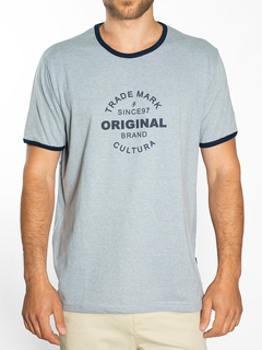 REMERA CON VIVOS ESTAMPADA