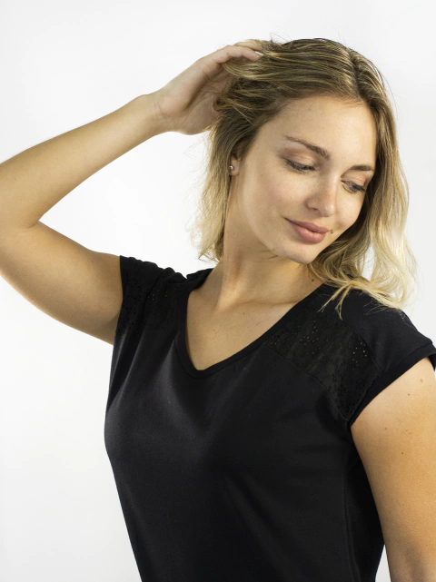 REMERA CON RECORTE COMB