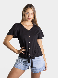 REMERA NUDOS CON BOTONES