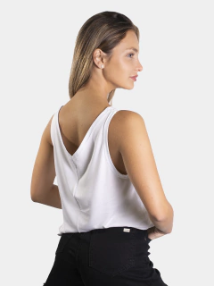 MUSCULOSA ESCOTE EN V CON ESTAMPA - comprar online