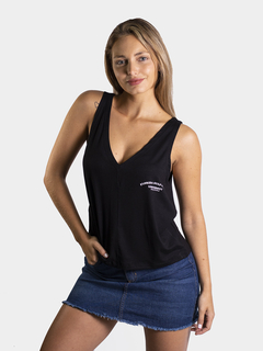 MUSCULOSA ESCOTE EN V CON ESTAMPA - comprar online