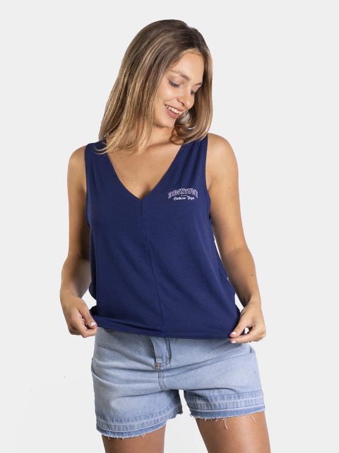 MUSCULOSA ESCOTE EN V CON ESTAMPA