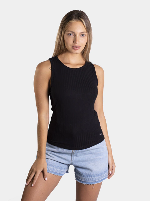 MUSCULOSA ESCOTE CERRADO