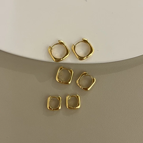 BRINCO TRIO ARGOLA QUADRADA CENTRO REDONDO DOURADO - comprar online