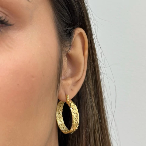 BRINCO ARGOLA DESIGN ENTRELAÇADO DOURADO - comprar online