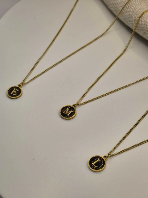 Colar Letra Black Dourado - Aço - comprar online