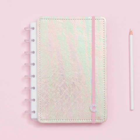Cuaderno inteligente holográfico rosa A5 con diseño iridiscente y una tapa con banda elástica.