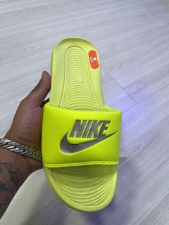 Chinelo Nike Victori One Green na internet