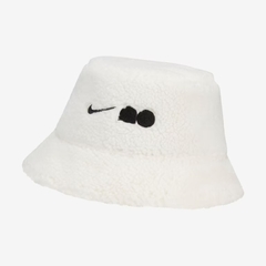 Bucket Nike Naomi White na internet